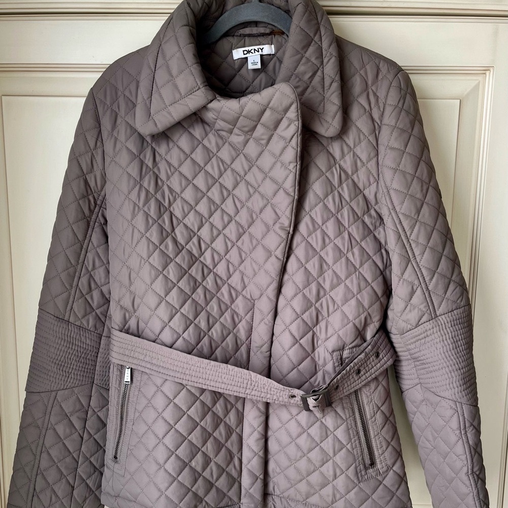 DKNY Gray Quilted Jacket with Quilted Design and Belt. Large (more Med/Large)